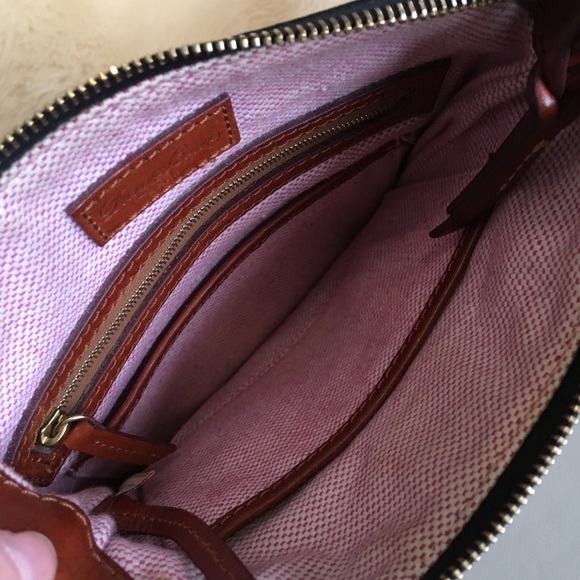 Dooney and Bourke Leather Crossbody with
removable/adjustable strap - Picture 6 of 11